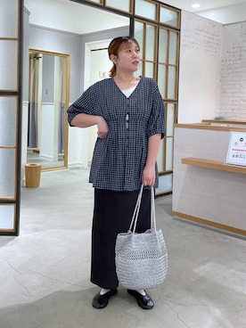 「LEPSIM（レプシィム）のメタリックヤーントート　646439（ショルダーバッグ、シルバー系）」を使った、ありぺいさん（レディース・157cm）の春コーディネート