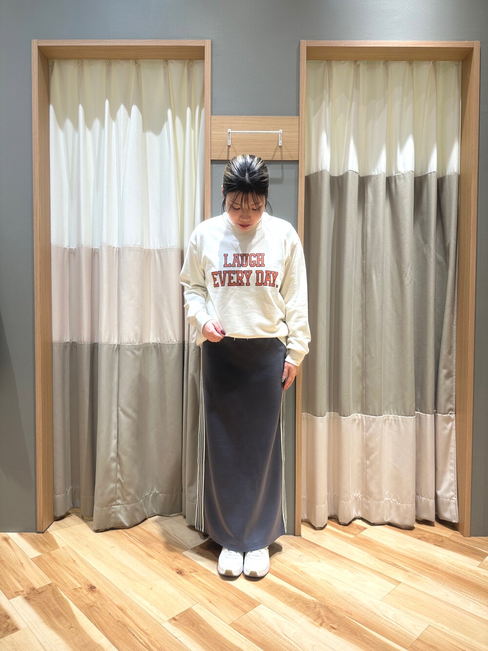 「春、春コーデ、低身長コーデ、お出かけコーデ、オトナカワイイ、ロゴスウェット、オトナカジュアル、低身長、155cm、骨格ストレート、おしゃれさんと繋がりたい、Samansa Mos2 blue、サマンサモスモスブルー」｜「Samansa Mos2 blueの【帯電防止】タートルネックプルオーバー（ニット/セーター、ホワイト系）」を使った、るぴさん（レディース・155cm）の冬コーディネートの1枚目の写真