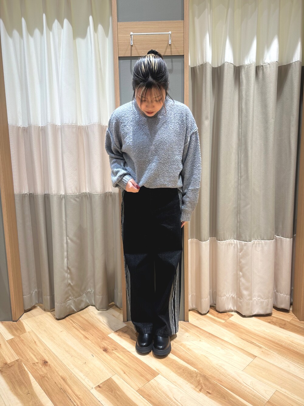 「冬、冬コーデ、低身長コーデ、大人カジュアル、カジュアルスタイル、低身長、155cm、骨格ストレート、おしゃれさんと繋がりたい、Samansa Mos2 blue、サマンサモスモスブルー」｜「Samansa Mos2 blueのラメ入りブークレヤーンプルオーバー（ニット/セーター、グレー系）」を使った、るぴさん（レディース・155cm）の冬コーディネートの1枚目の写真