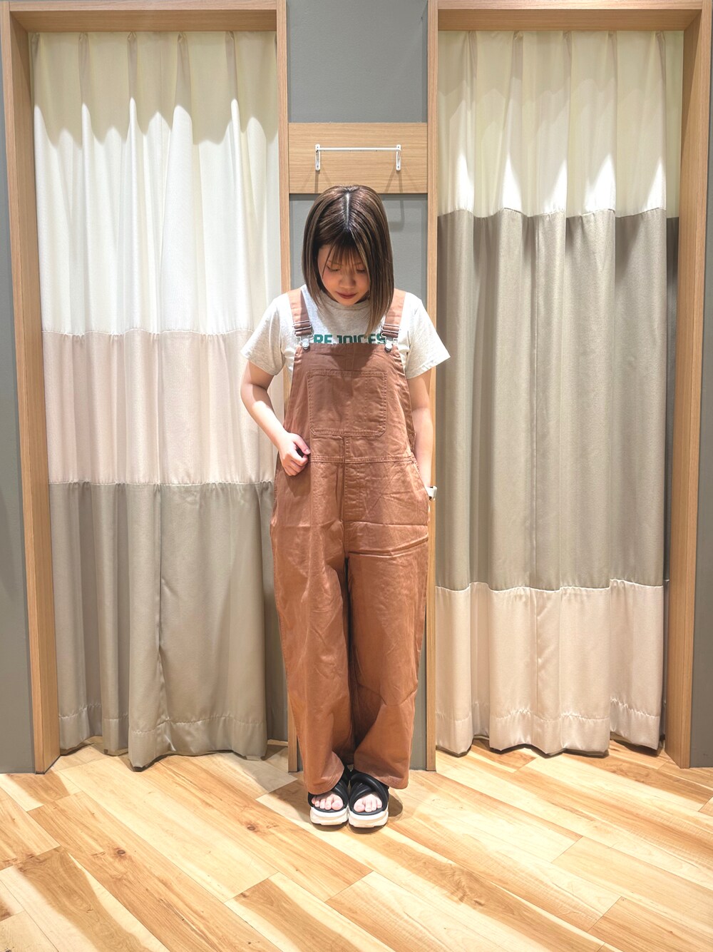 「夏、夏コーデ、夏服、低身長、低身長コーデ、カジュアル、カジュアルコーデ、大人女子、サロペット、お出かけコーデ、大人かわいい、骨格ストレート、おしゃれさんと繋がりたい、SM2、エスエムツー」｜「SM2のアイテム（オールインワン・サロペット、ブラウン系）」を使った、るぴさん（レディース・155cm）の春コーディネートの1枚目の写真