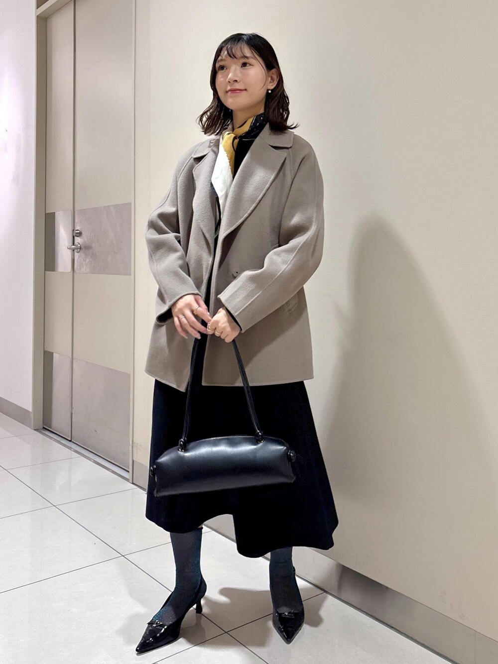 「初冬コーデ、冬コーデ、デートコーデ、お出かけコーデ、旅行コーデ、推し活コーデ、クリスマスコーデ、女子会コーデ、大人カジュアル、スカートスタイル、フェミニンコーデ、シンプルコーデ、きれいめコーデ、ベーシック、ROPÉ」｜「ROPE'のベルトトップヒールパンプス（パンプス、ブラック系）」を使った、ayaさん（レディース・162cm）の秋コーディネートの1枚目の写真