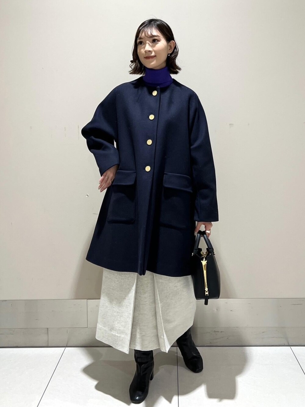 「パープル、タートルネック、リブニット、タイトスカート、Winter Coat 2023、ROPÉ、ÉPOR、Y BAG、冬コート、ニット、カットソー、スカート、ブーツ、インスタライブ着用、セール」｜「E'PORの【新色追加】【E'POR】 Y BAG Mini【雑誌掲載】（ハンドバッグ、ブラック系）」を使った、ayaさん（レディース・162cm）の冬コーディネートの1枚目の写真