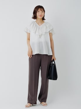「ROPE'（ロペ）のVネックフリルブラウス(無地・ピンストライプ)/イージーケア（シャツ/ブラウス、ホワイト系）」を使った、ayaさん（レディース・162cm）の春コーディネート