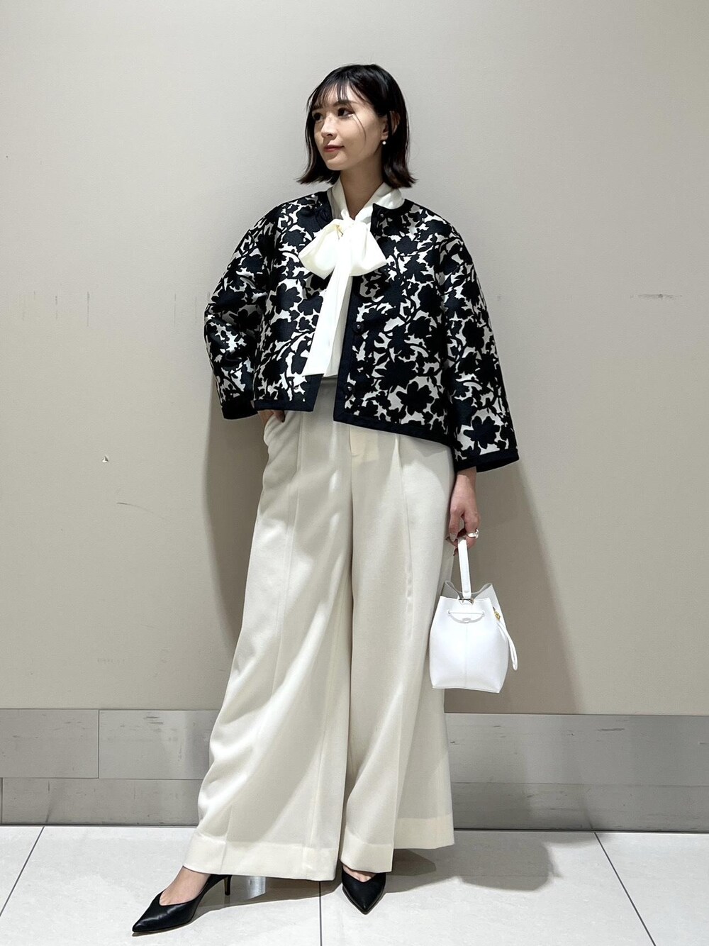 「ブラウス、ボウタイブラウス、ジャケット、ワイドパンツ、ヒール、ミニバッグ、神崎さんコラボ、ROPÉ、パンツ、パンプス、インスタライブ着用、セレモニー、通勤、きれいめカジュアル、お出かけ」｜「ROPE'のVカットポインテッドパンプス（パンプス、ブラック系）」を使った、ayaさん（レディース・162cm）の冬コーディネートの1枚目の写真