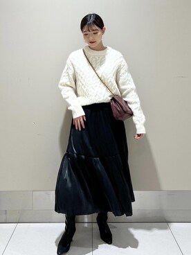「白ニット」｜「アイテム（スカート、ブラック系）」を使った、ayaさん（レディース・162cm）の秋コーディネート