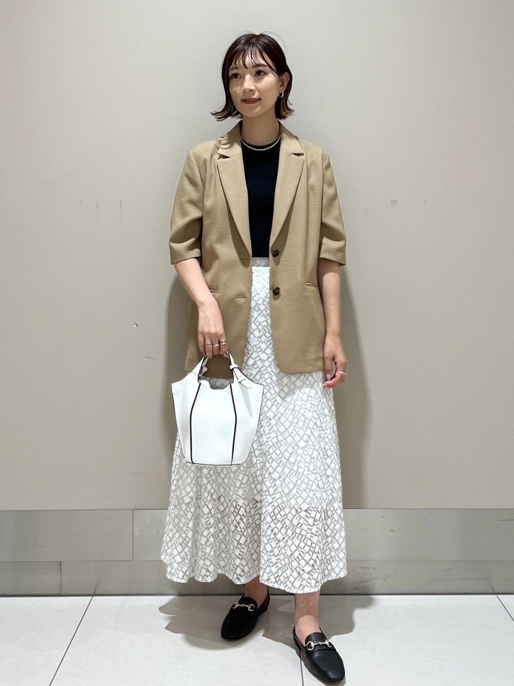 「ジャケット、リネンライクジャケット、ニット、5部袖、バッグ、ショルダーバック、ローファー、ROPÉ、夏トップス、カットソー、スカート、23SS夏の新作、お出かけ、高身長、骨格ウェーブ」｜「ROPE'の【雑誌掲載】定番ソフトレザービットローファー/23SS新色追加（ローファー、ブラック系）」を使った、ayaさん（レディース・162cm）の夏コーディネートの1枚目の写真