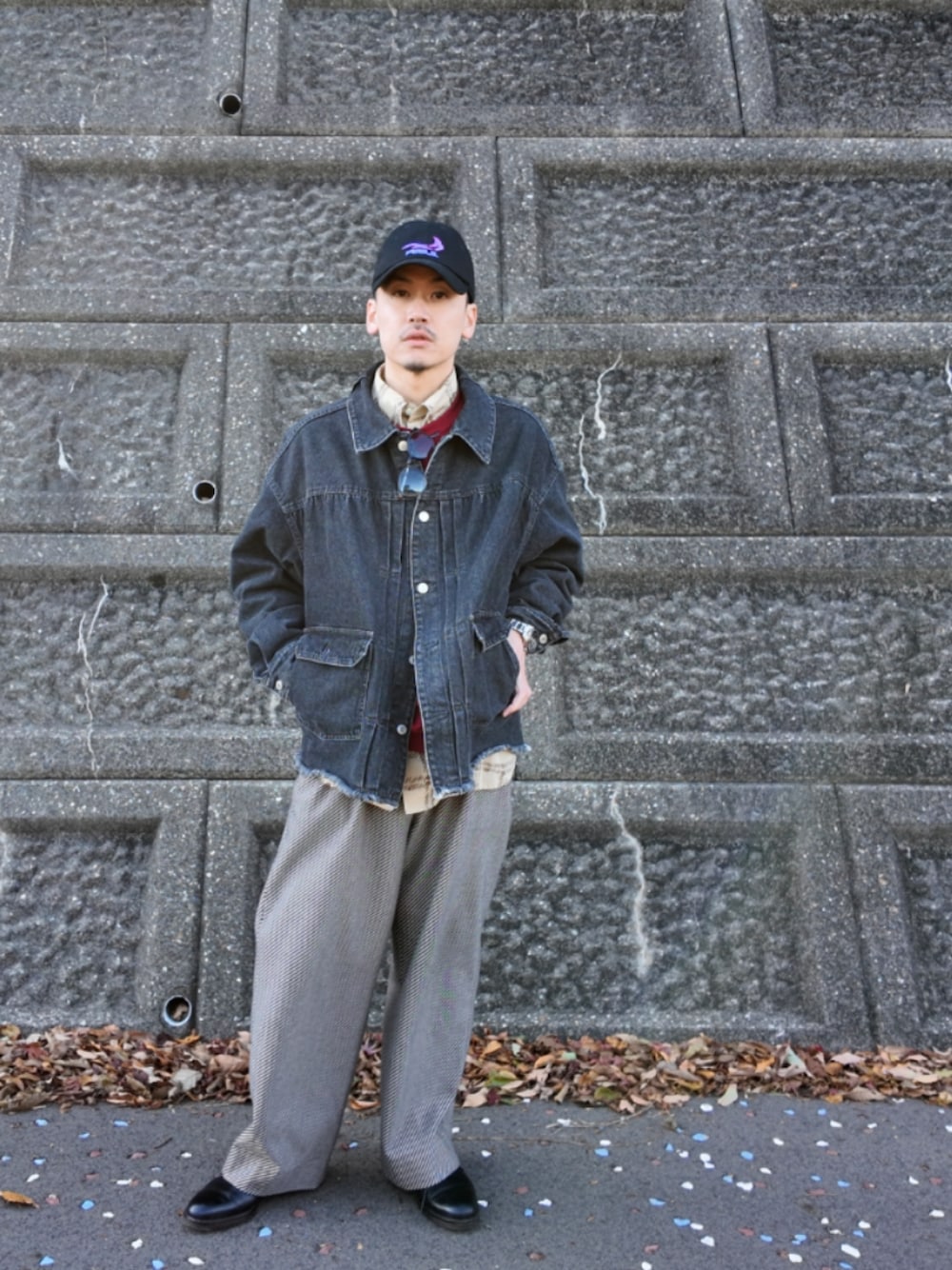 ベージュ系のシャツ/ブラウス、レッド系のスウェット、ブラック系のデニムジャケットを着用したメンズの秋コーディネートの1枚目の写真