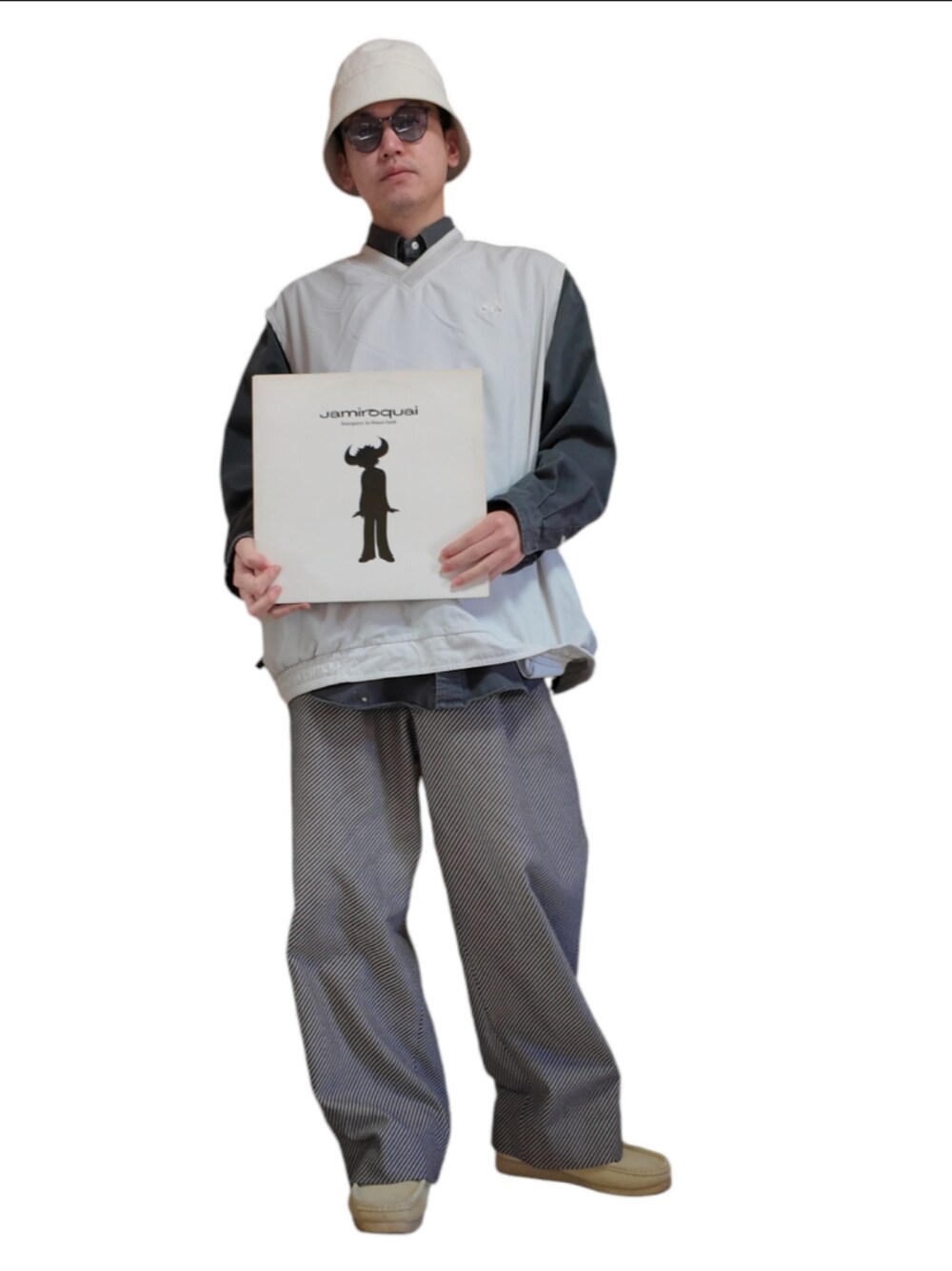 ベージュ系のスラックス、ベージュ系のブーツ、グレー系のその他トップスを着用したメンズの秋コーディネートの1枚目の写真