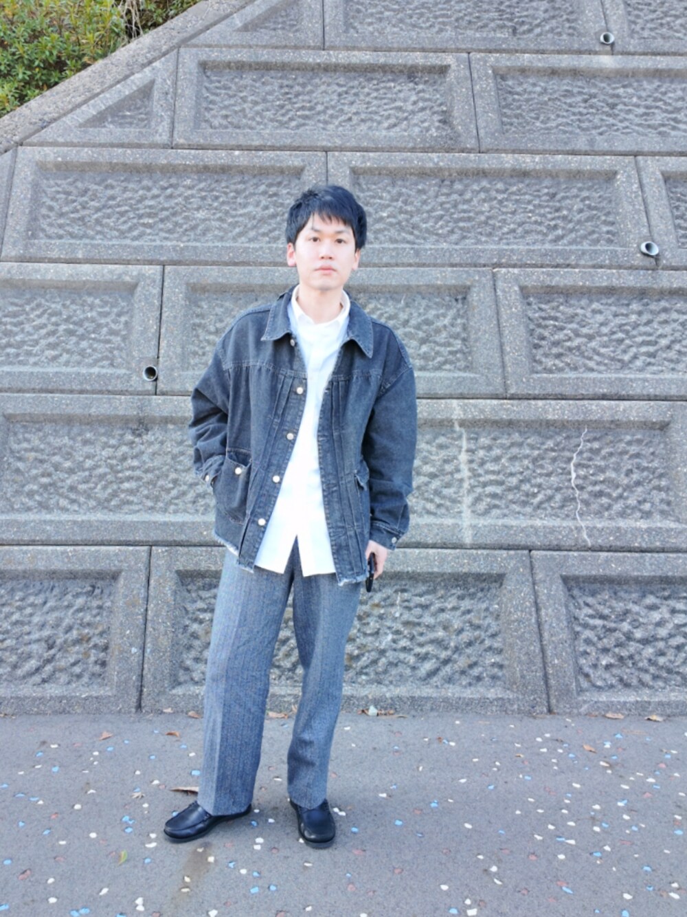 「メンズファッション、今日のコーデ、大人カジュアル、デニムジャケット、パラブーツ、ローファー、JW Anderson x UNIQLO、JWANDERSON、ユニクロ、オックスフォードシャツ、スラックス」｜「used (made in Italy)の70s？ヘリンボーン 2タック スラックス（スラックス、グレー系）」を使った、九条∞(くじょうえいと)さん（メンズ・168cm）の冬コーディネートの1枚目の写真