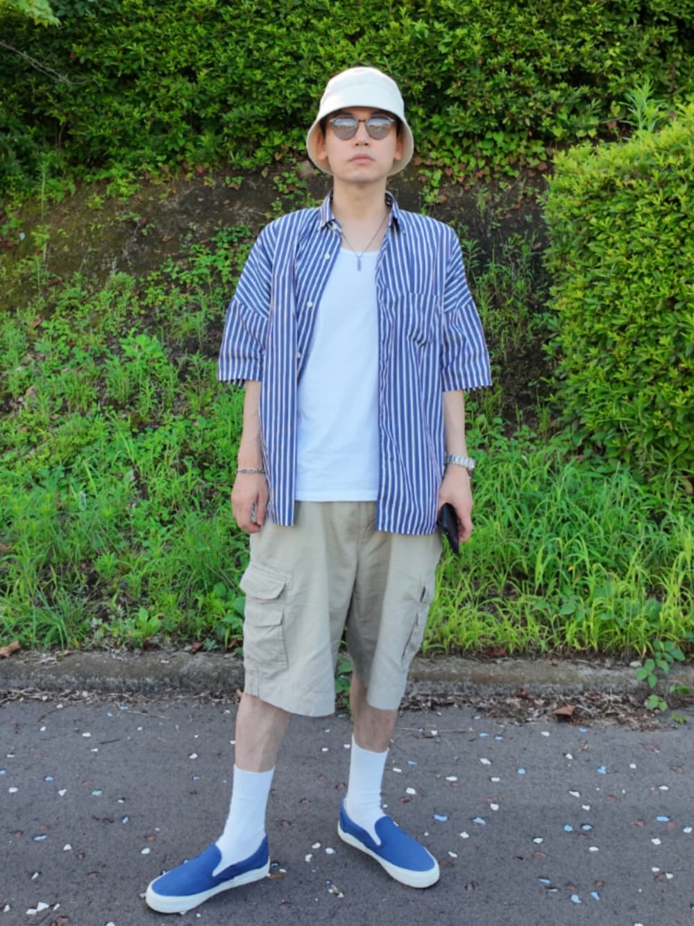 「メンズファッション、大人カジュアル、シンプルスタイル、マリン、マリンコーデ、キジマタカユキ、KIJIMA TAKAYUKI、SLICK」｜「URBAN RESEARCH DOORSのエコ キャンバススリッポン-ブルー（スリッポン、ブルー系）」を使った、九条∞(くじょうえいと)さん（メンズ・168cm）の夏コーディネートの1枚目の写真