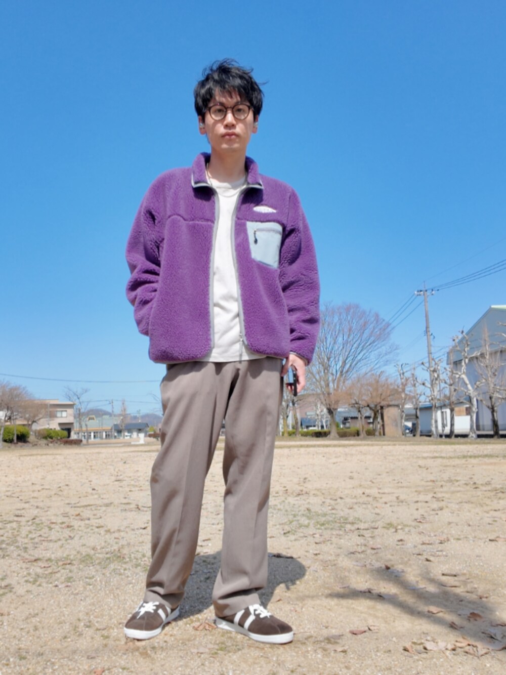 「古着MIX、メンズファッション、アクションスラックス、リーバイス、スラックス、古着、お洒落さんとつながりたい、大人カジュアル、今日のコーデ、ロンT、カットソー、ブラウン、眼鏡、メガネ男子、ボアフリース」｜「Levi'sの90s ACTION SLACKS made in USA（スラックス、ベージュ系）」を使った、九条∞(くじょうえいと)さん（メンズ・168cm）の春コーディネートの1枚目の写真