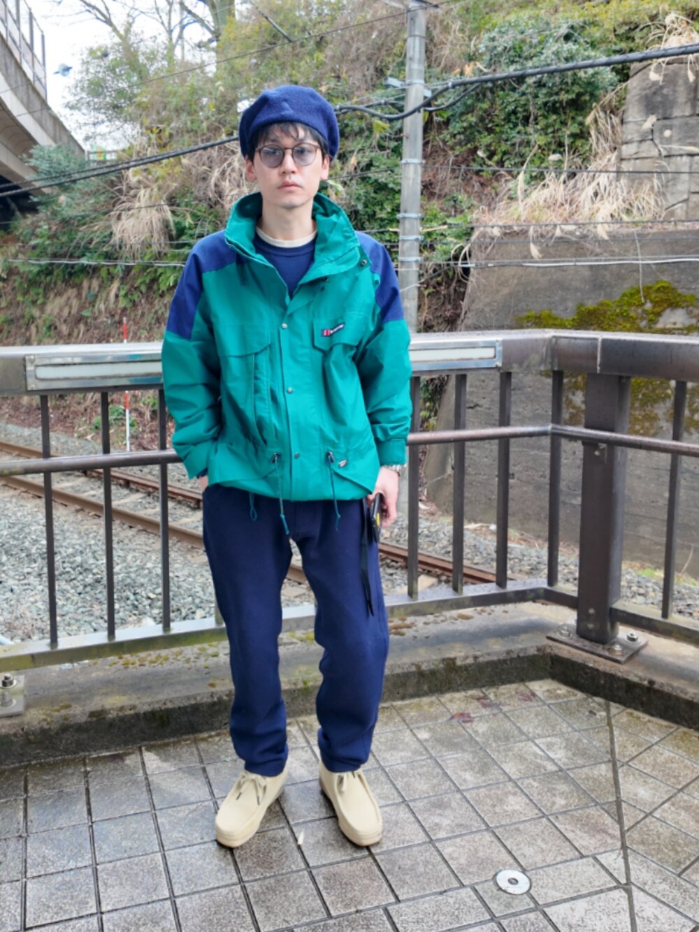「今日のコーデ、メンズファッション、大人カジュアル、アウトドアスタイル、古着、古着MIX、マウンテンパーカー、ゴアテックス、ワラビー、フリースパンツ、ハンチング、キャスケット、ネイビー」｜「KANGOLのKANGOL BEAMS / キャスケット ネイビー　L（キャスケット、ブルー系）」を使った、九条∞(くじょうえいと)さん（メンズ・168cm）の春コーディネートの1枚目の写真