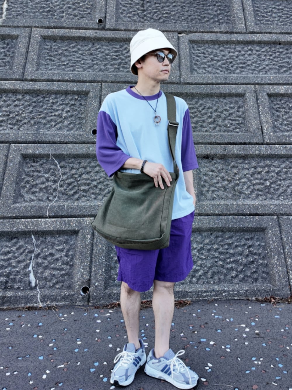「メンズファッション、お洒落さんとつながりたい、今日のコーデ、夏コーデ、セーラーハット、ウールリッチ、ベースボールT、ラグラン、リンガーTシャツ、エンダースキーマ」｜「Hender Schemeのsquare shoulder bag small（ショルダーバッグ、グリーン系）」を使った、九条∞(くじょうえいと)さん（メンズ・168cm）の夏コーディネートの1枚目の写真