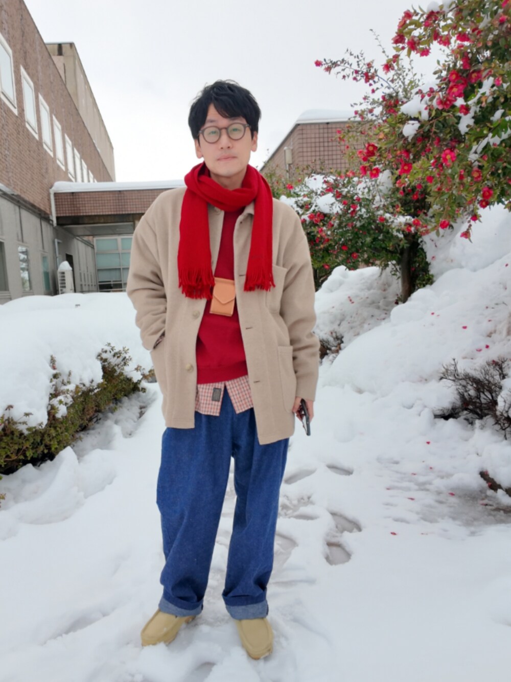 「メンズファッション、大人カジュアル、今日のコーデ、雪国、雪、ワラビー、ブーツ、デニムトラウザー、デニム、デニムパンツ、カバーオール、スウェット、ペンドルトン、マフラー、Paul Smith」｜「A.PRESSEのType.1 Denim Trousers（スラックス、ブルー系）」を使った、九条∞(くじょうえいと)さん（メンズ・168cm）の冬コーディネートの1枚目の写真