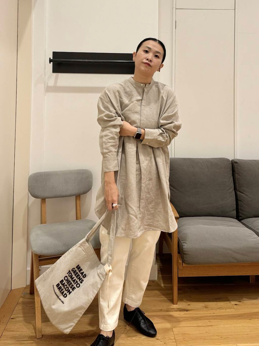 ベージュ系のTシャツ/カットソー、ブラック系のその他シューズ、ホワイト系のその他パンツを着用したレディースの夏コーディネートの1枚目の写真