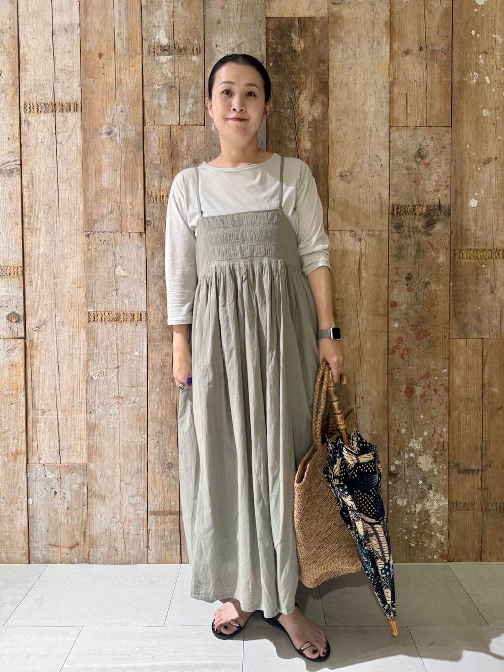 「ワントーン、シンプルコーデ、かぐれ、newarrival、アラフォー、紫外線対策、骨格ナチュラル、イエベ秋、ナチュラル×イエベ秋、40代の着こなし、ナチュラル×カジュアル、ナチュラル×着やせ、寒暖差対策アイテム、洒落見えカットソーコーデ」｜「かぐれのピンタックキャミワンピース（ワンピース、グリーン系）」を使った、クボさん（レディース・161cm）の夏コーディネートの1枚目の写真