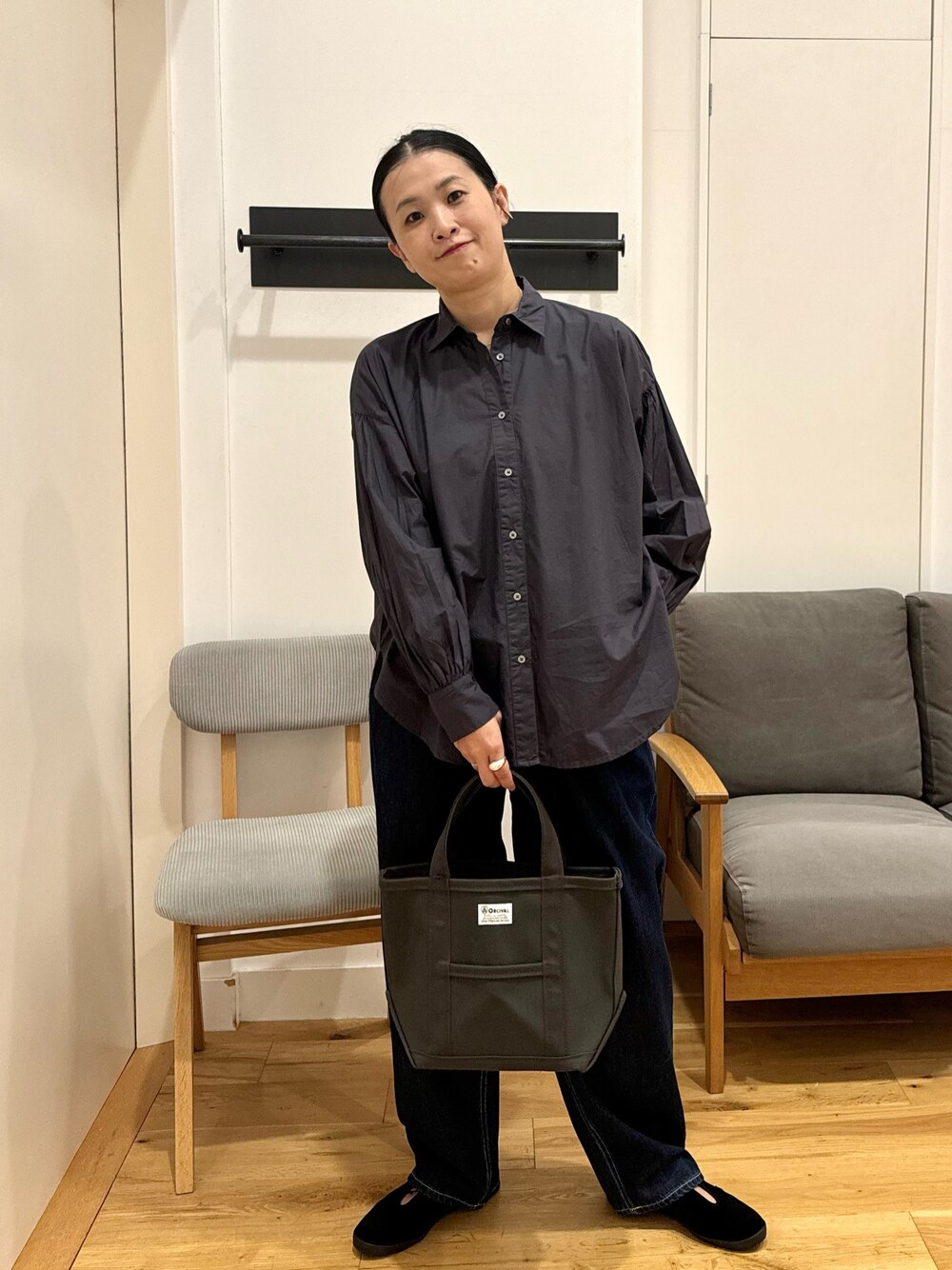 「お出かけコーデ、シャツスタイル、秋服準備はじめました、モノトーン、デニム、URBAN RESEARCH DOORS、orcival、FORK&SPOON、Moonstar、40代ファッション、アラフォー」｜「FORK&SPOONのFORK&SPOON　ハイカウントコットンボリュームスリーブシャツ（シャツ/ブラウス、グレー系）」を使った、クボさん（レディース・161cm）の夏コーディネートの1枚目の写真