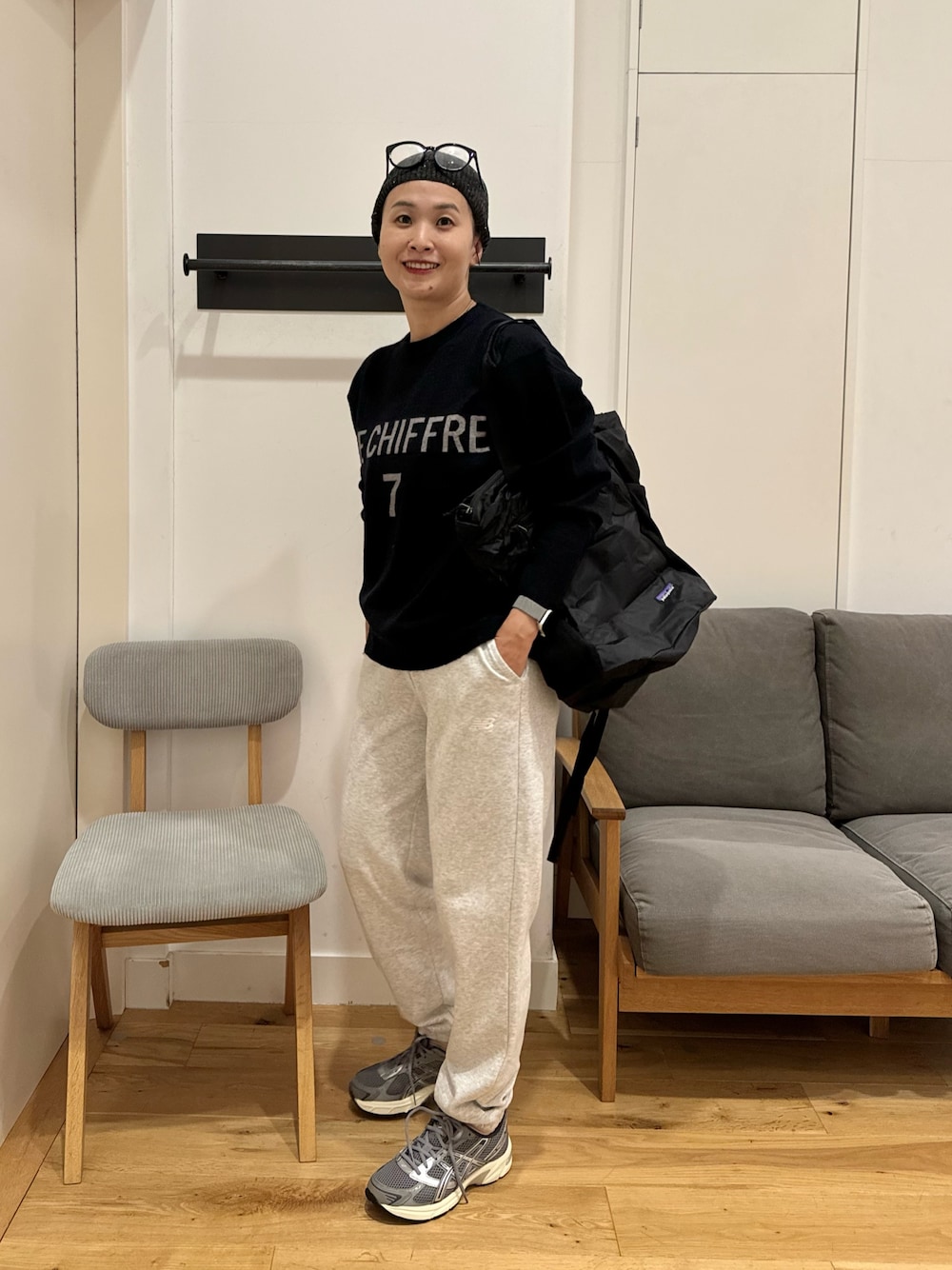 「秋っぽコーデ更新中、休日スタイル、スポーツミックス、スニーカー、メガネ女子、スウェット、FORK&SPOON、New Balance、asics、patagonia、40代ファッション、アラフォー、URBAN RESEARCH DOORS」｜「NEW BALANCEのアイテム（パンツ、グレー系）」を使った、クボさん（レディース・161cm）の秋コーディネートの1枚目の写真
