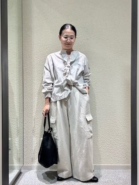 「かぐれ（カグレ）のコットンフリルノーカラーシャツ（シャツ/ブラウス、グレー系）」を使った、クボさん（レディース・161cm）の秋コーディネート