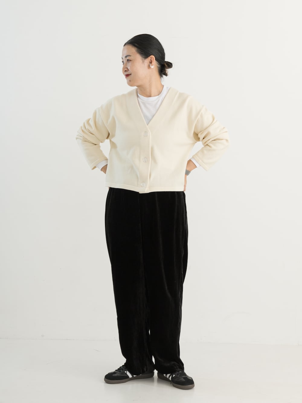 「秋っぽコーデ更新中、カーディガン、モノトーン、ベルベット、200日ニット、URBAN RESEARCH DOORS、かぐれ、40代ファッション、アラフォー」｜「HANESの『別注』Hanes×DOORS　2P DOORS Fit Long-Sleeve T-shirts2（Tシャツ/カットソー、ホワイト系）」を使った、クボさん（レディース・161cm）の秋コーディネートの1枚目の写真