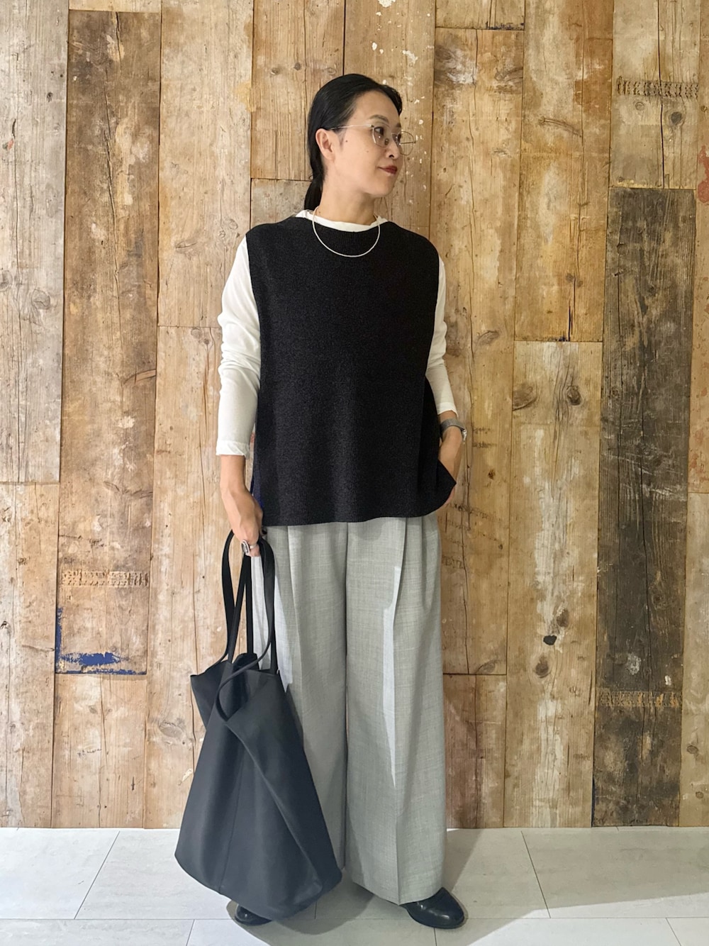 ホワイト系のTシャツ/カットソー、グリーン系のニット/セーター、グレー系のその他パンツを着用したレディースの秋コーディネートの1枚目の写真