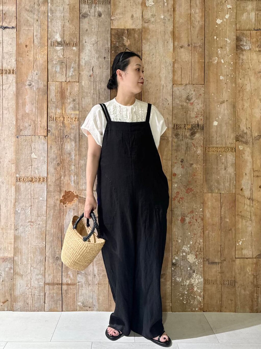 「シンプルコーデ、かぐれ、newarrival、モノトーンコーデ、アラフォー、骨格ナチュラル、イエベ秋、ナチュラル×イエベ秋、40代の着こなし、ナチュラル×カジュアル、ナチュラル×着やせ、リネン着こなし術、夏の涼しげパンツコーデ」｜「かぐれのリネンサロペット（サロペット/オーバーオール、ブラック系）」を使った、クボさん（レディース・161cm）の夏コーディネートの1枚目の写真