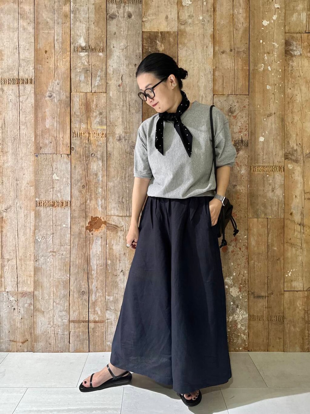 「シンプルコーデ、かぐれ、newarrival、モノトーンコーデ、アラフォー、骨格ナチュラル、イエベ秋、ナチュラル×イエベ秋、40代の着こなし、スタッフのこれ買いました、ナチュラル×カジュアル、ナチュラル×着やせ、洒落見えカットソーコーデ」｜「かぐれのドットスカーフ（バンダナ/スカーフ、ブラック系）」を使った、クボさん（レディース・161cm）の夏コーディネートの1枚目の写真