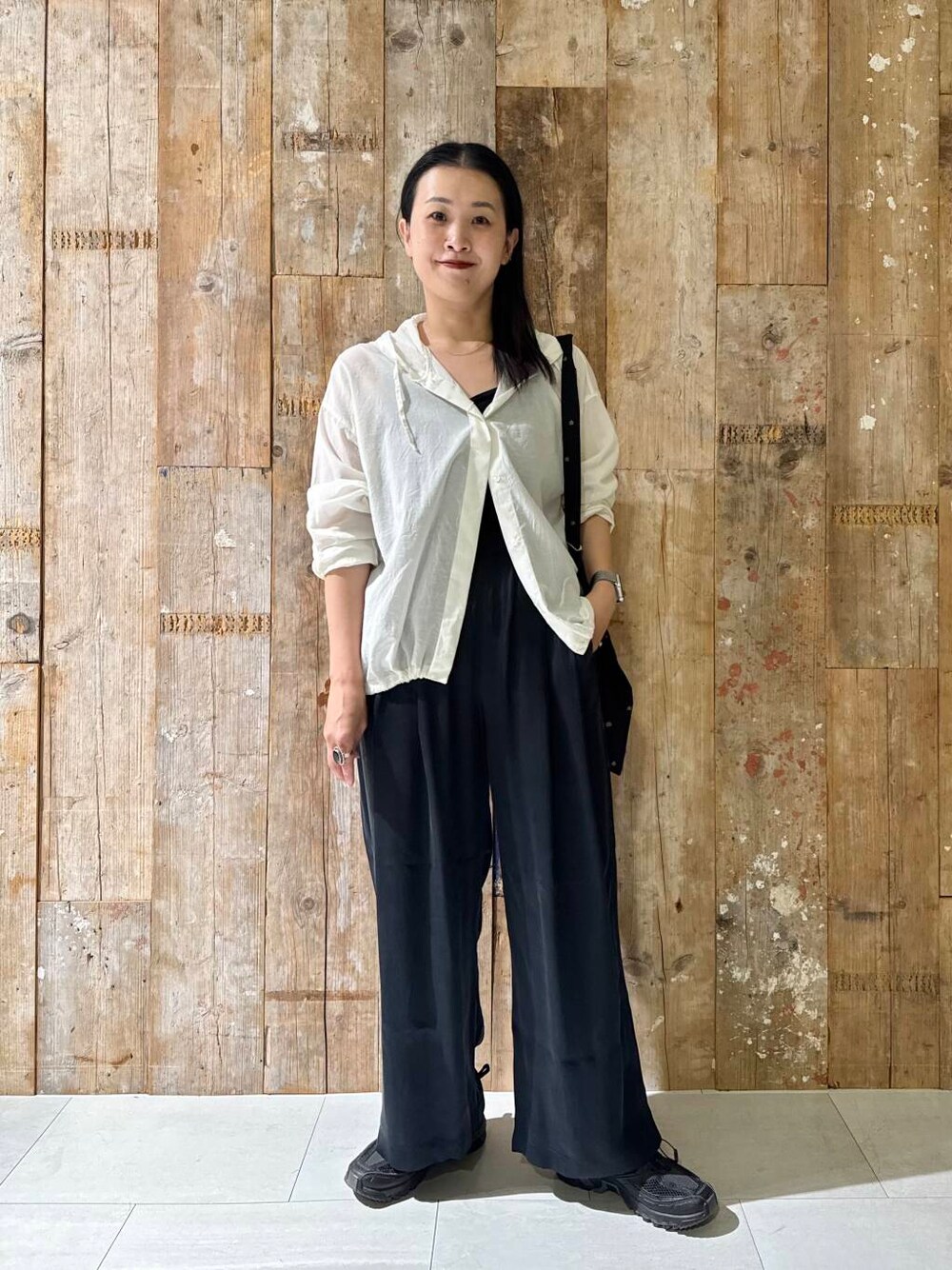 ブラック系のトートバッグ、ブルー系のその他パンツ、ホワイト系のシャツ/ブラウスを着用したレディースの夏コーディネートの1枚目の写真