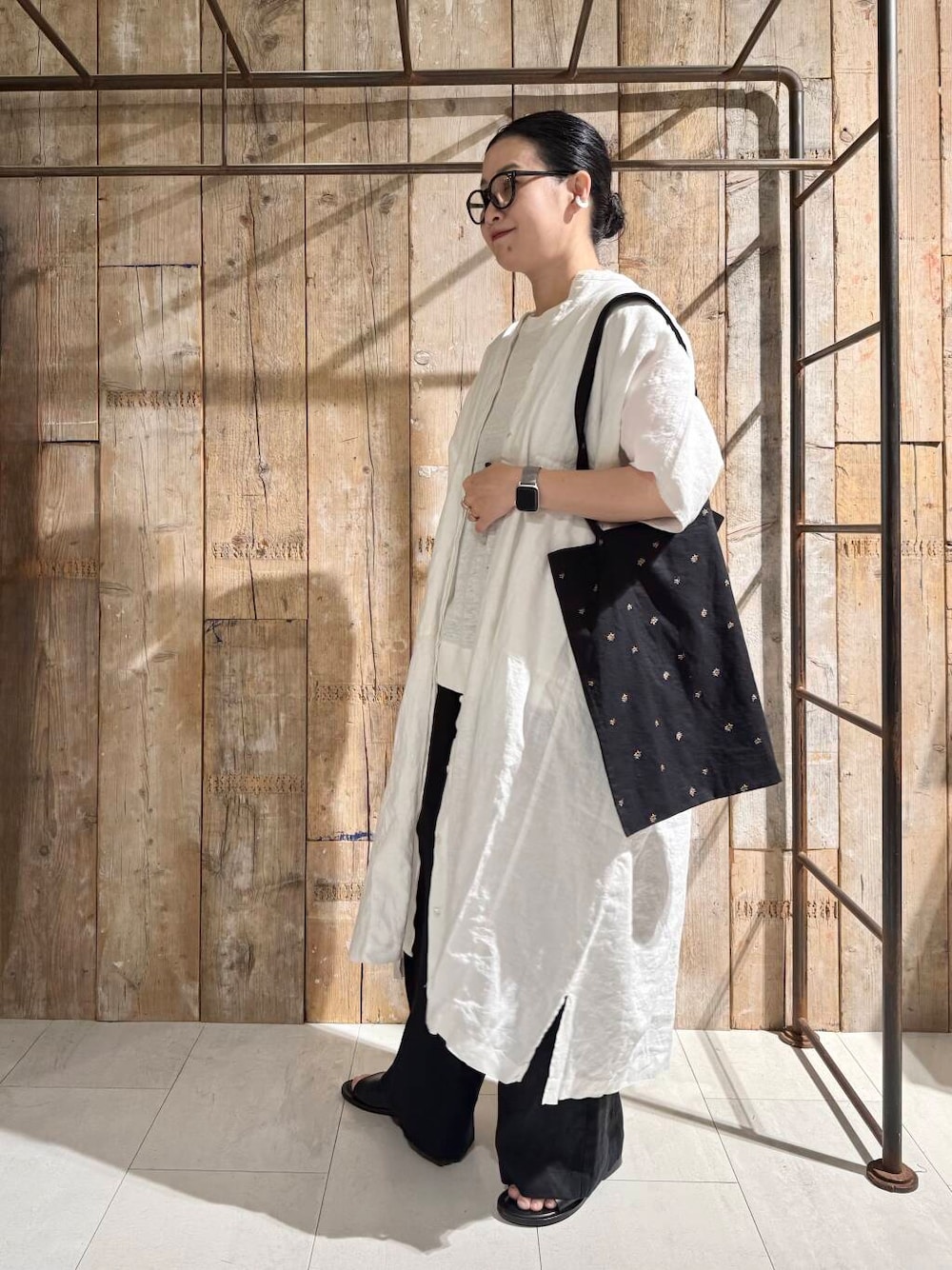 「モノトーン、かぐれ、リネン、newarrival、サマーニット、アラフォー、骨格ナチュラル、イエベ秋、ナチュラル×イエベ秋、40代の着こなし、ナチュラル×カジュアル、ナチュラル×着やせ」｜「かぐれのリネンイージーパンツ（その他パンツ、ブラック系）」を使った、クボさん（レディース・161cm）の春コーディネートの1枚目の写真