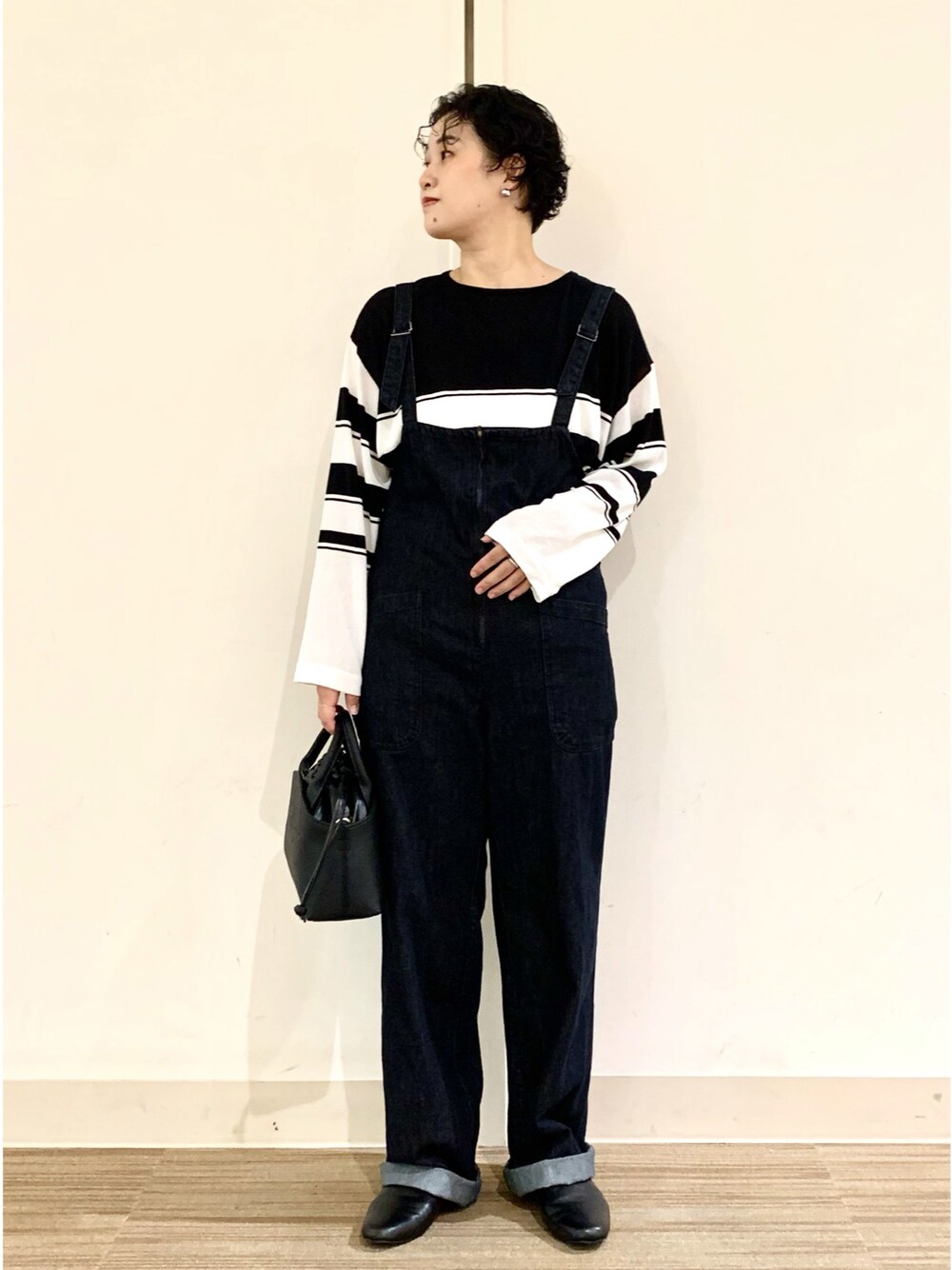 「URBAN RESEARCH DOORS、アーバンリサーチドアーズ、EKAL、シンプルコーデ、大人カジュアル、ラクチンコーデ、秋コーデ、モノトーンコーデ、サロペット、お洒落さんとつながりたい」｜「EKALのEKAL　レイクショアデニムサロペット（サロペット/オーバーオール、ブルー系）」を使った、クボさん（レディース・160cm）の秋コーディネートの1枚目の写真