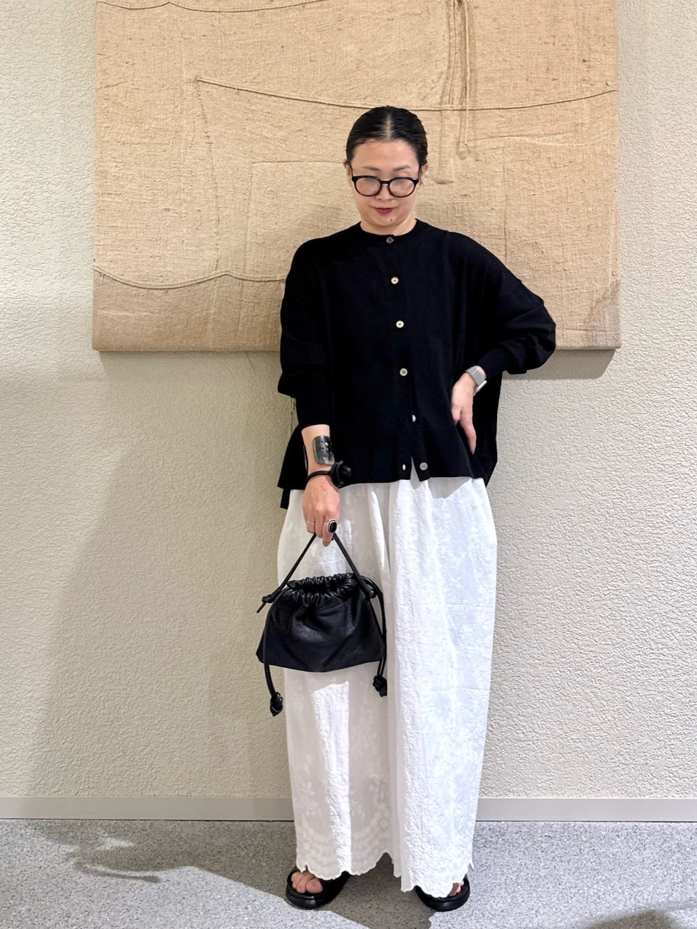 ブラック系のカーディガン/ボレロ、ホワイト系のその他パンツ、ブラック系のショルダーバッグを着用したレディースの春コーディネートの1枚目の写真
