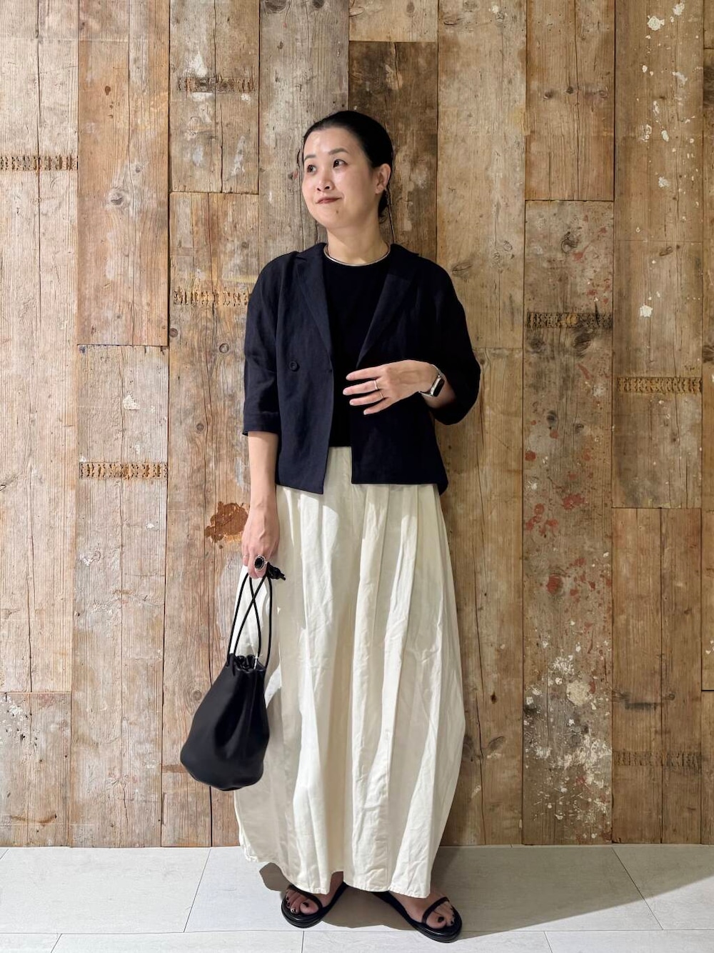 コットンリネンコクーンスカートを使った人気ファッション