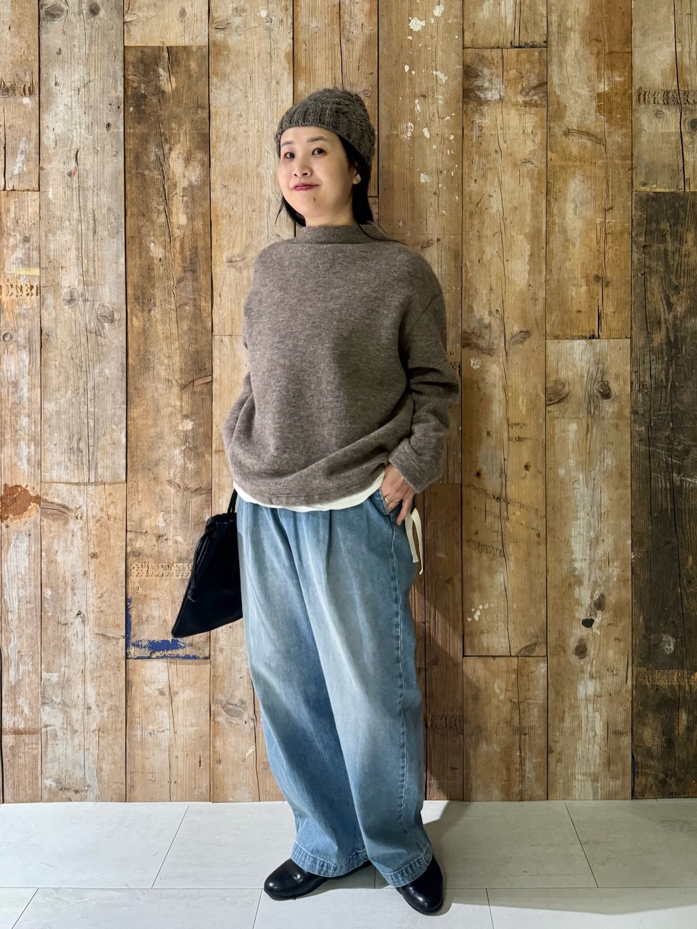 ホワイト系のTシャツ/カットソー、ブラウン系のその他トップス、ブルー系のデニムパンツを着用したレディースの冬コーディネートの1枚目の写真