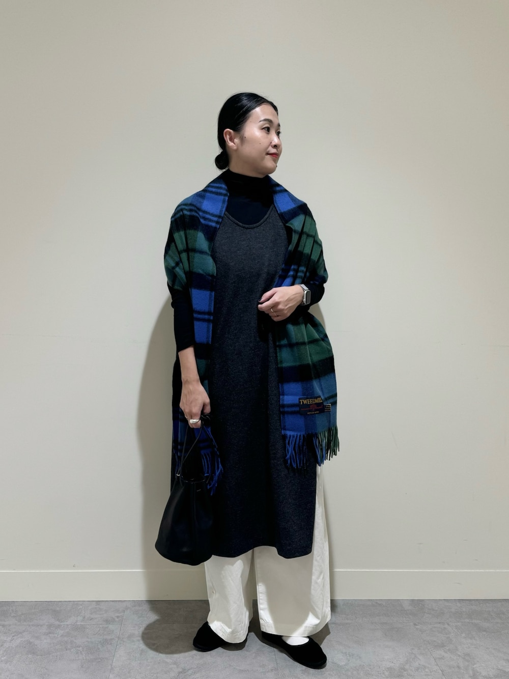 ブルー系のワンピース、ブラック系のTシャツ/カットソー、ホワイト系のその他パンツを着用したレディースの秋コーディネートの1枚目の写真