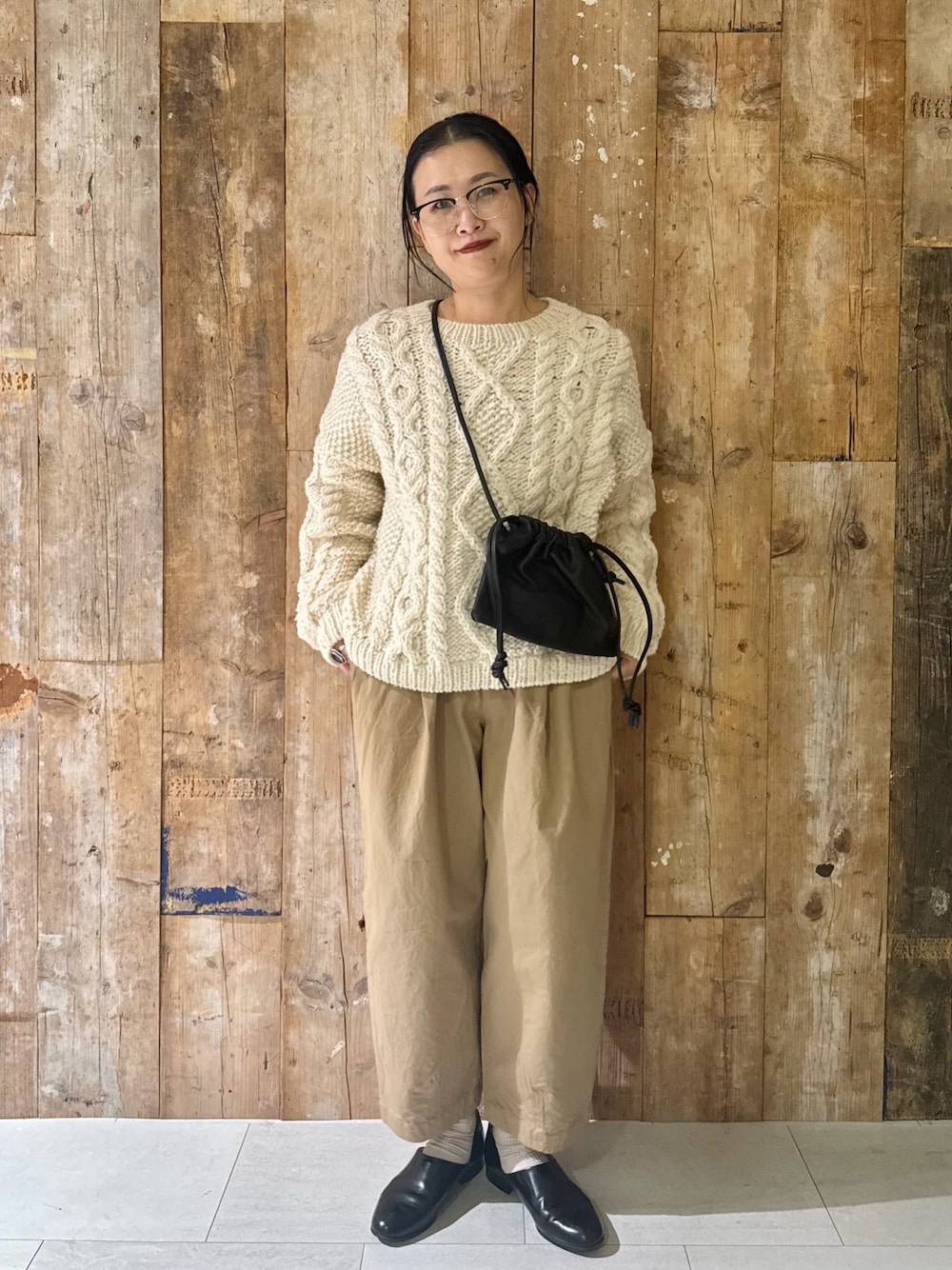 ホワイト系のニット/セーター、パープル系のその他パンツ、ブラック系のショルダーバッグを着用したレディースの秋コーディネートの1枚目の写真