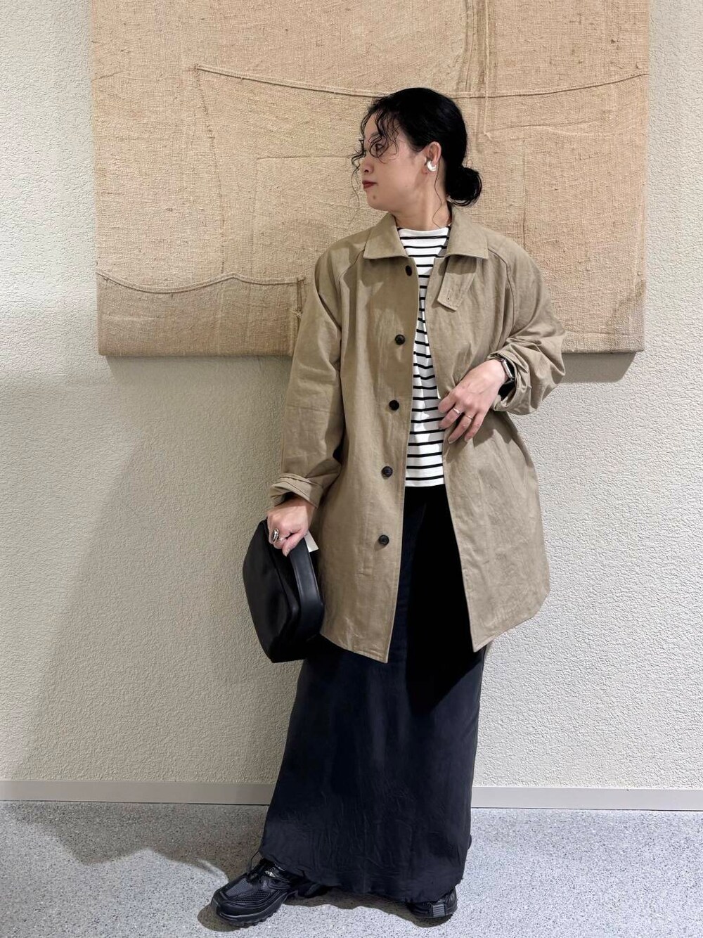 「かぐれ、newarrival、アラフォー、骨格ナチュラル、イエベ秋、ナチュラル×イエベ秋、春アウターコーデ、40代の着こなし、ナチュラル×カジュアル、ナチュラル×着やせ、先取り春色トップスコーデ」｜「かぐれのボーダーボートネックプルオーバー（Tシャツ/カットソー、ブラック系）」を使った、クボさん（レディース・161cm）の冬コーディネートの1枚目の写真