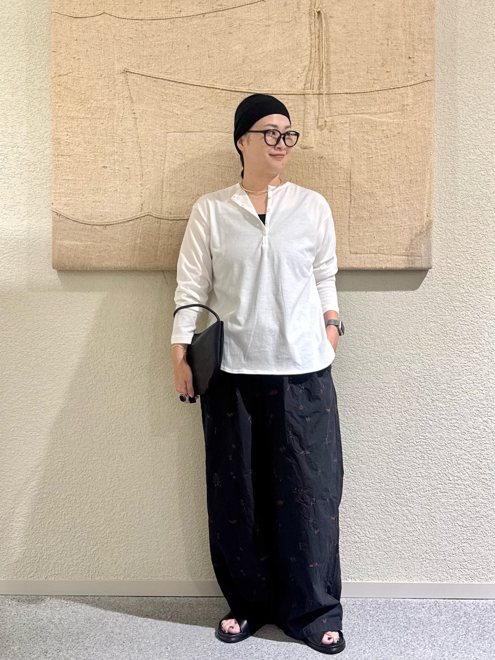 ホワイト系のTシャツ/カットソー、ブラック系のその他パンツ、ブラック系のハンドバッグを着用したレディースの夏コーディネートの1枚目の写真