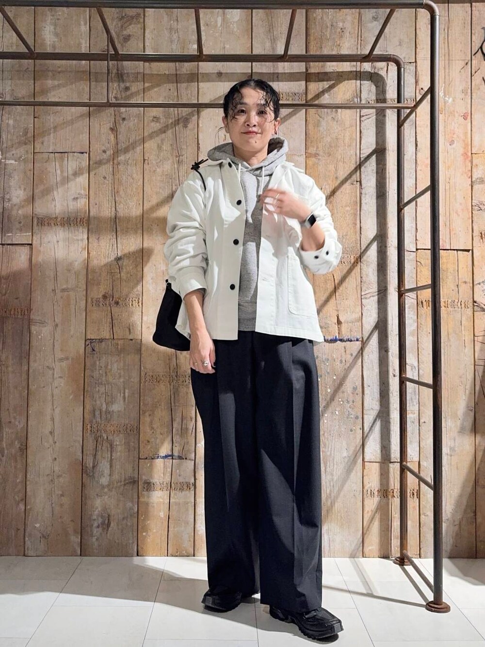 「かぐれ、newarrival、アラフォー、春カラーコーデ、骨格ナチュラル、イエベ秋、ナチュラル×イエベ秋、40代の着こなし、ナチュラル×カジュアル」｜「かぐれの『ユニセックス』デニムカバーオール（カバーオール、ホワイト系）」を使った、クボさん（レディース・161cm）の春コーディネートの1枚目の写真
