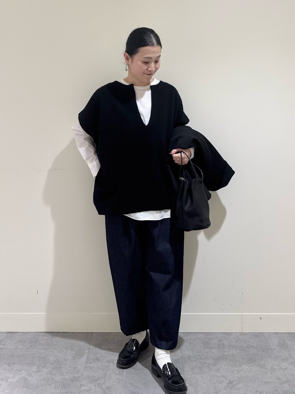 「おでかけコーデ、パンツスタイル、楽チンコーデ、大人女子、今日のコーデ、冬服コーデ、きれいめコーデ、骨格ナチュラル、パンツコーデ、デニム、ベスト、コート」｜「かぐれのラムウールワイドニットベスト（ニット/セーター、ブラック系）」を使った、クボさん（レディース・161cm）の冬コーディネートの1枚目の写真