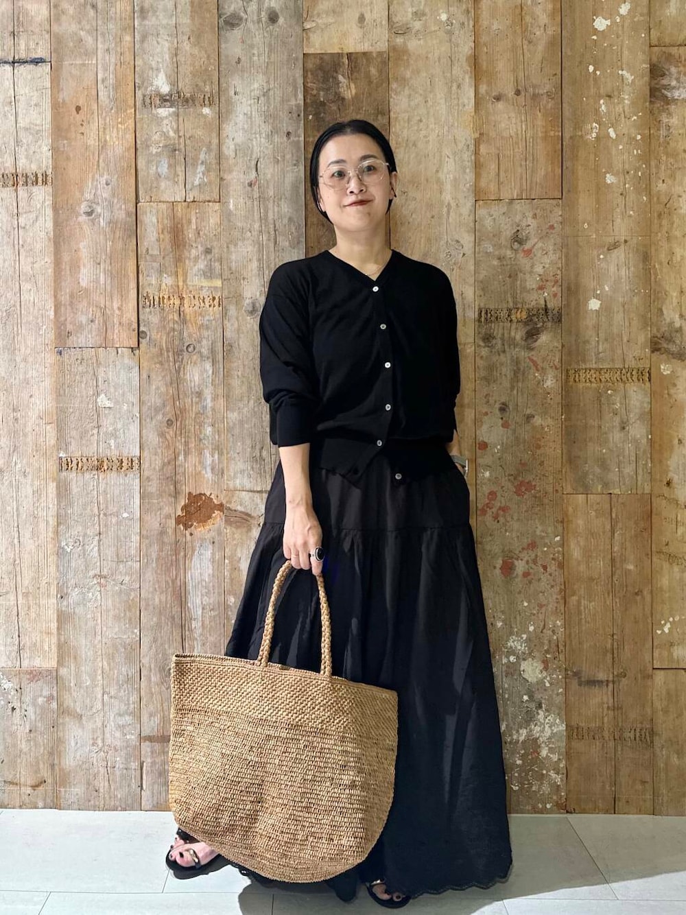「モノトーン、シンプルコーデ、かぐれ、夏コーデ、アラフォー、骨格ナチュラル、帰省コーデ、ナチュラル×イエベ秋、夏のブラックコーデ、40代の着こなし、スタッフのこれ買いました、ナチュラル×カジュアル、ナチュラル×着やせ、洒落見えイージーパンツ×サンダル」｜「かぐれの刺繍ティアードパンツ（その他パンツ、ブラック系）」を使った、クボさん（レディース・161cm）の夏コーディネートの1枚目の写真