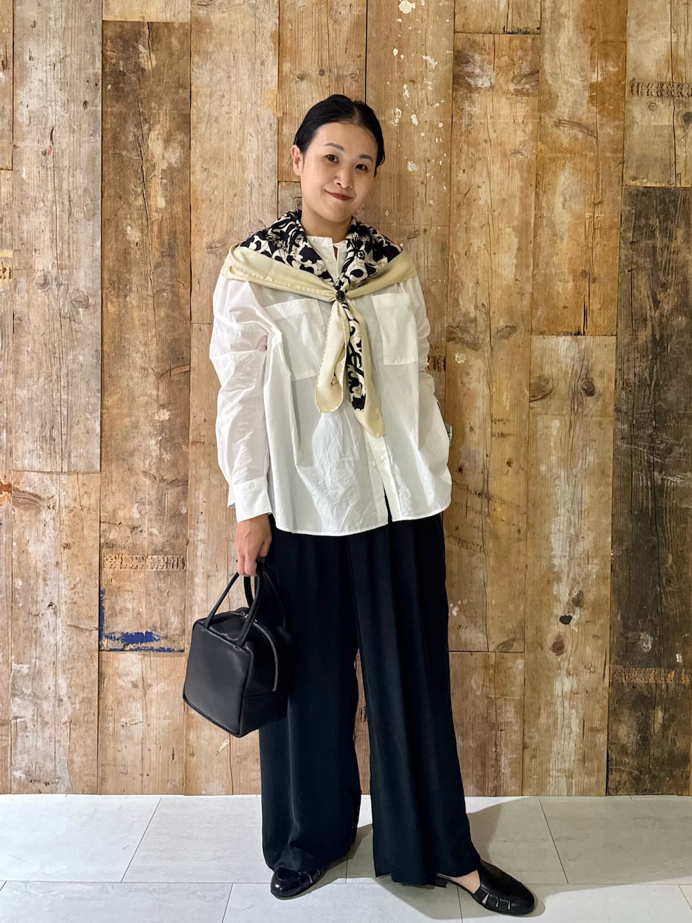 ホワイト系のシャツ/ブラウス、ブルー系のその他パンツ、ブラック系のシューズを着用したレディースの夏コーディネートの1枚目の写真