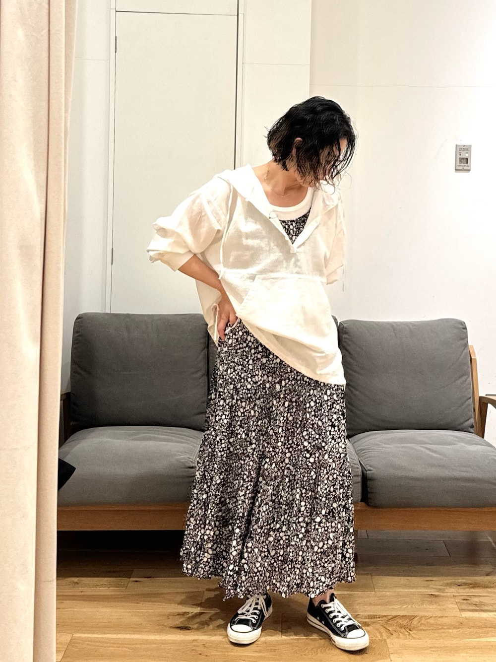 「モノトーン、レイヤードスタイル、きれいめカジュアル、ワンピース、休日スタイル、キレイめカジュアル、ワンピーススタイル、キャミワンピ、40代ファッション、アラフォー、パーマ」｜「URBAN RESEARCH DOORSのラミーコットンパーカー（パーカー、ホワイト系）」を使った、クボさん（レディース・161cm）の春コーディネートの1枚目の写真
