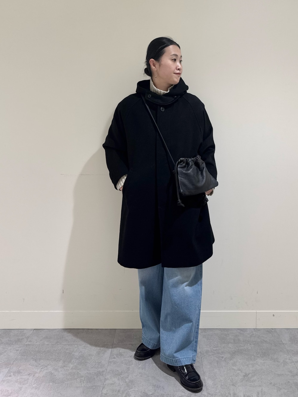 「おでかけコーデ、パンツスタイル、楽チンコーデ、大人女子、今日のコーデ、冬服コーデ、骨格ナチュラル、パンツコーデ、フードコート、かぐれ、40代ファッション、アラフォー」｜「かぐれのウールフードショートコート（その他アウター、ブラック系）」を使った、クボさん（レディース・161cm）の冬コーディネートの1枚目の写真
