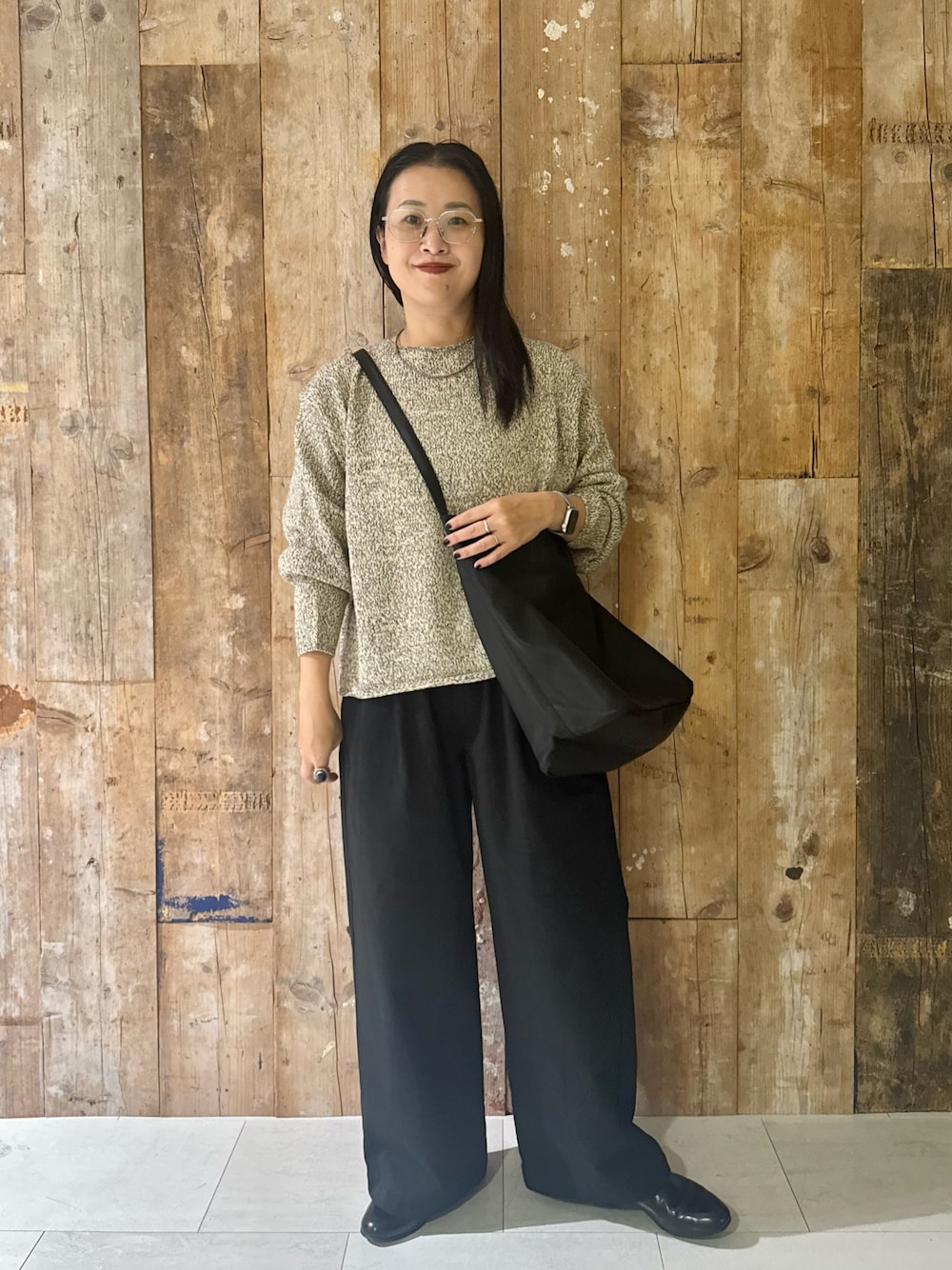 ブラック系のその他パンツ、パープル系のニット/セーター、ブラック系のトートバッグを着用したレディースの秋コーディネートの1枚目の写真