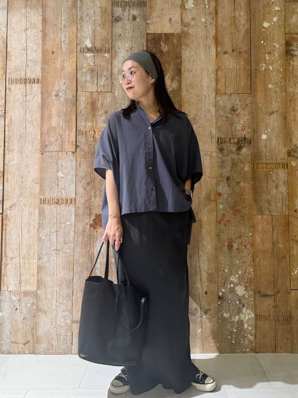 「モノトーン、シンプルコーデ、かぐれ、夏コーデ、newarrival、旅行コーデ、アラフォー、骨格ナチュラル、帰省コーデ、ナチュラル×イエベ秋、夏のブラックコーデ、40代の着こなし、シャツが主役の夏コーデ、スタッフのこれ買いました、ナチュラル×カジュアル」｜「かぐれの『2サイズ展開』キュプラスカート（スカート、グレー系）」を使った、クボさん（レディース・161cm）の夏コーディネートの1枚目の写真