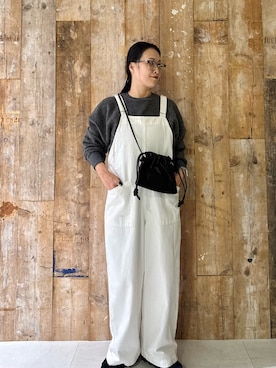 「アイテム（オールインワン・サロペット、ホワイト系）」を使った、クボさん（レディース・161cm）の秋コーディネート