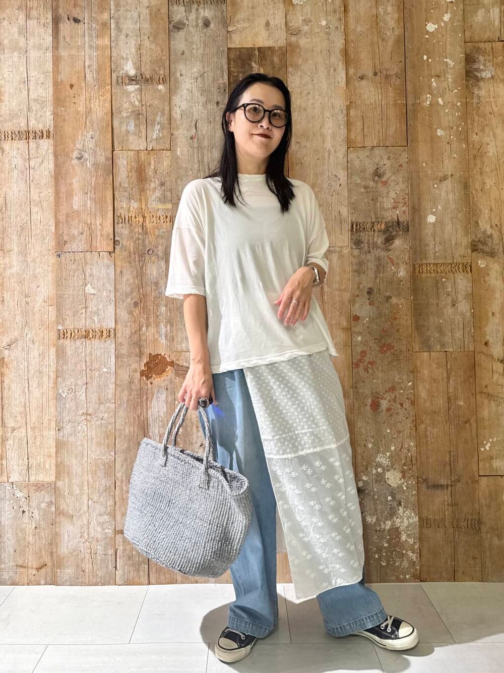 ブルー系のデニムパンツ、ホワイト系のTシャツ/カットソー、ホワイト系のバンダナ/スカーフを着用したレディースの夏コーディネートの1枚目の写真