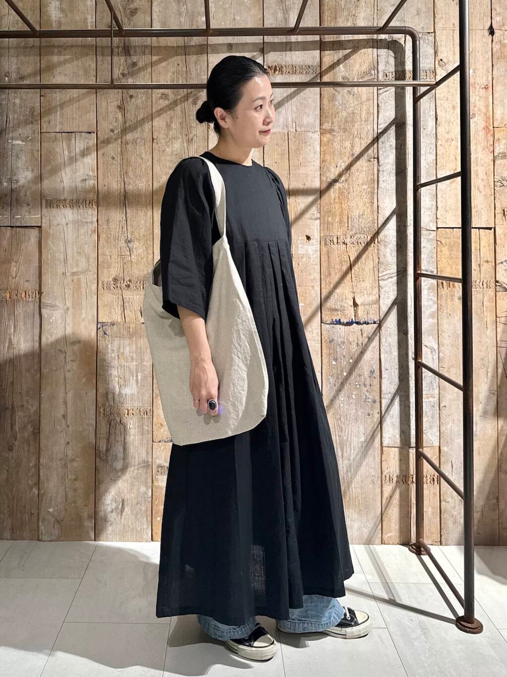 「かぐれ、リネン、newarrival、アラフォー、骨格ナチュラル、イエベ秋、ナチュラル×イエベ秋、40代の着こなし、初夏のお出掛けコーデ、ナチュラル×カジュアル、ナチュラル×着やせ」｜「かぐれのフェードデニムイージーパンツ（デニムパンツ、ブルー系）」を使った、クボさん（レディース・161cm）の春コーディネートの1枚目の写真