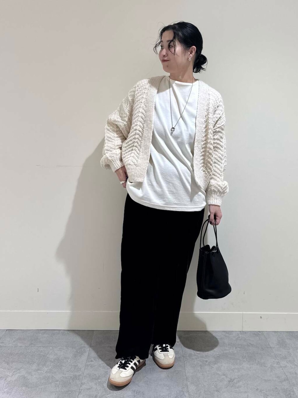 ペルーヘリンボンカーディガンを使った人気ファッションコーディネート