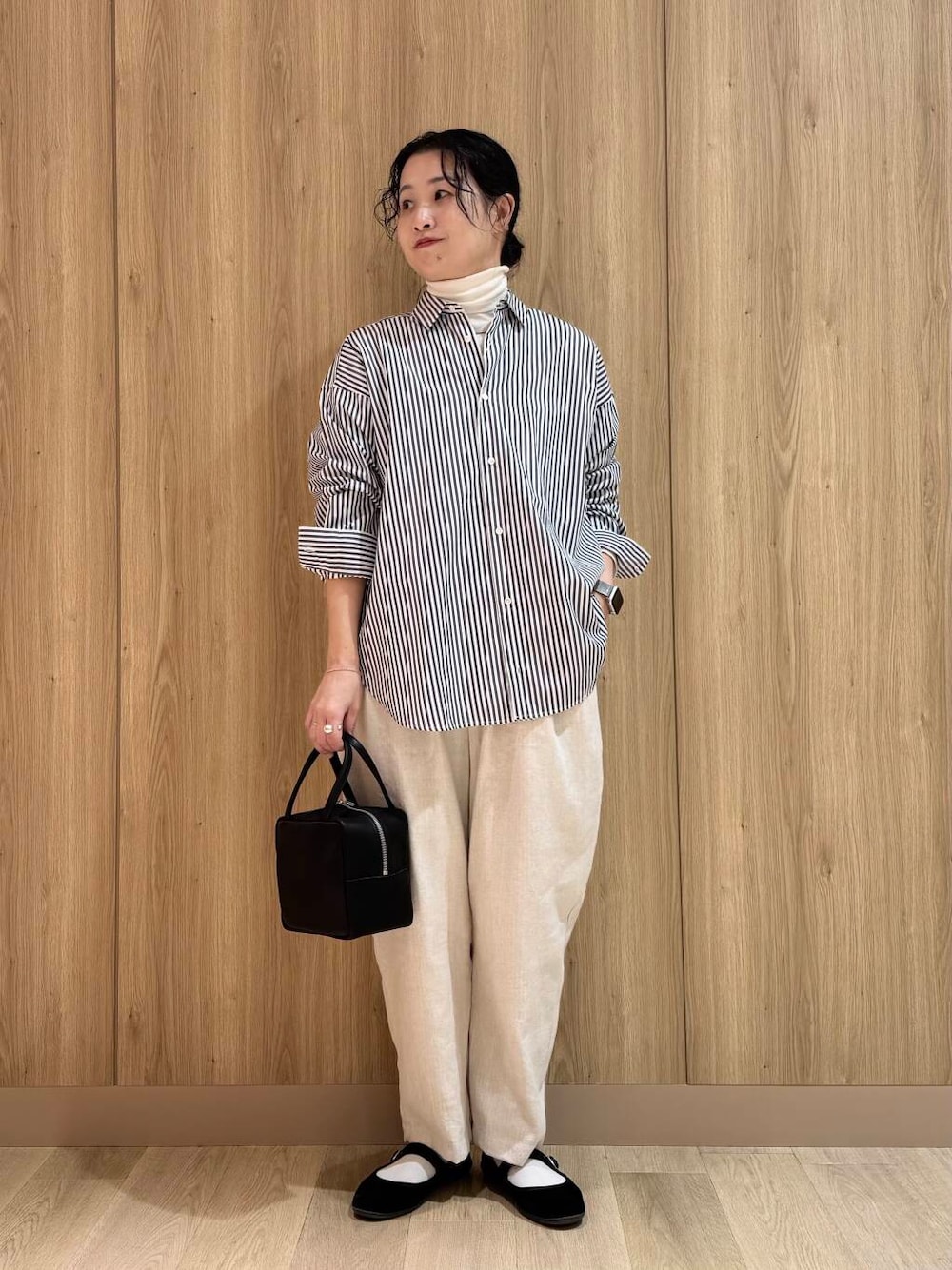 その他のシャツ/ブラウス、ホワイト系のTシャツ/カットソー、ベージュ系のその他パンツを着用したレディースの冬コーディネートの1枚目の写真